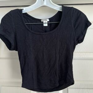 Black cropped tee